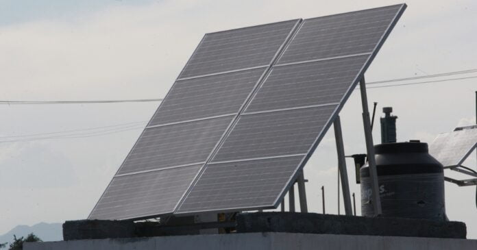 Invierten 980 mdd en energía por paneles en techos