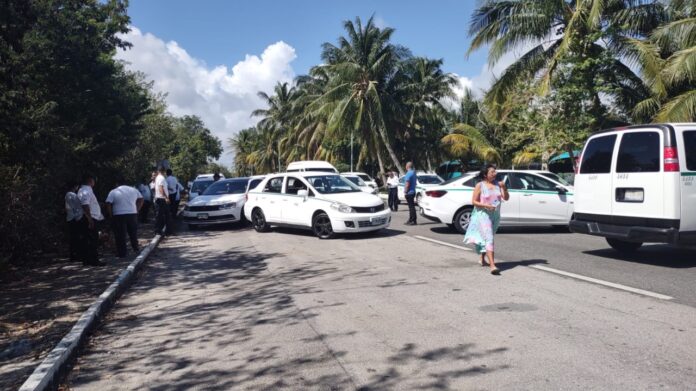 Bloquean taxistas Zona Hotelera como protesta contra Uber y detenciones