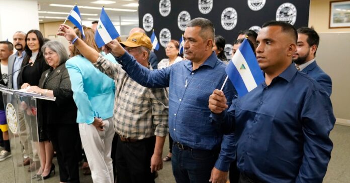 Ofrecen Argentina y Chile nacionalidad a desterrados
