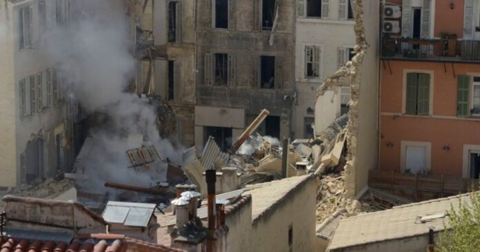 Recuperan seis cuerpos del edificio derrumbado en Francia