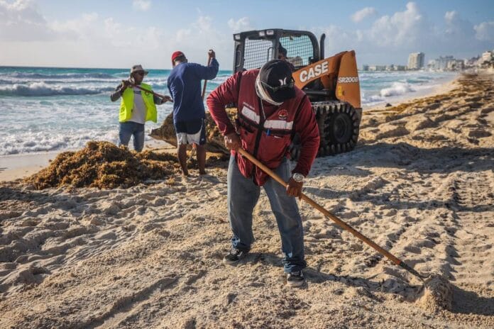 Incrementa cantidad de basura en playas de Cancún por vacaciones