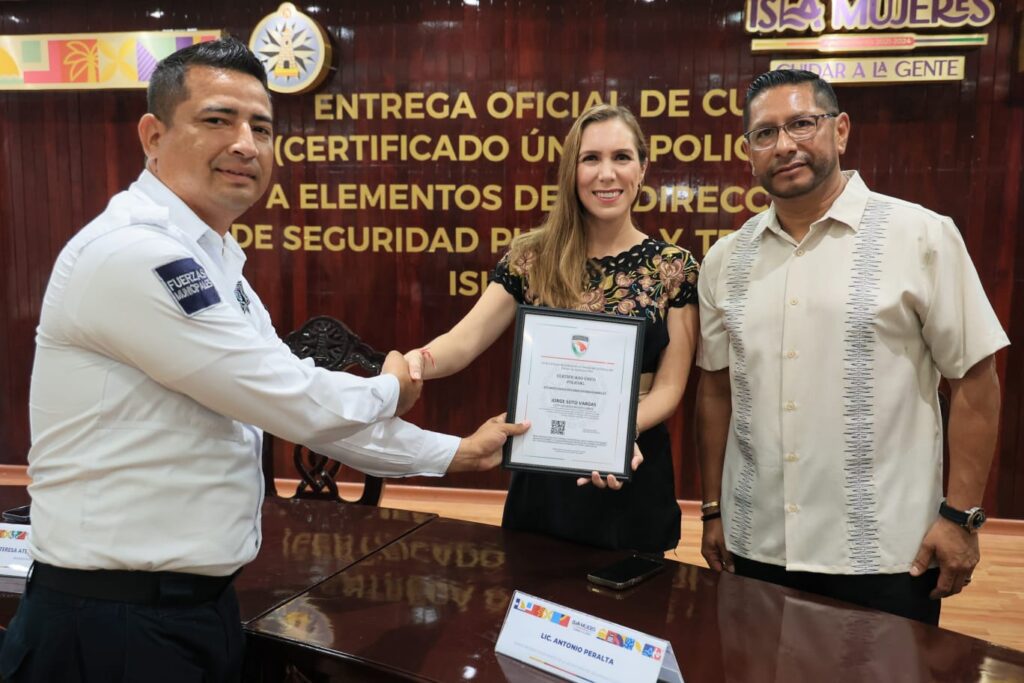 Entrega Atenea Gómez Certificado Único Policial Luces Del Siglo 9362