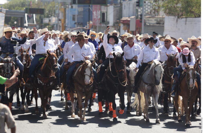 Inicia Monterrey festejos con cabalgata