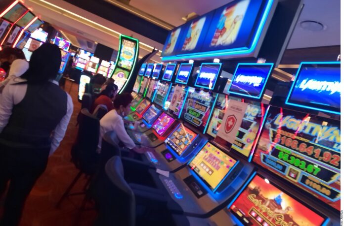 Prohíben en casinos los tragamonedas