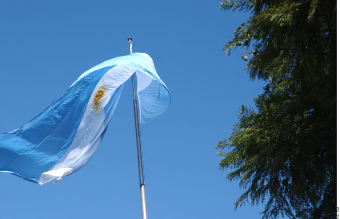 Devalúa Argentina 54% su moneda