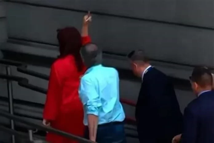 Polemiza Cristina Fernández por mostrar el dedo medio