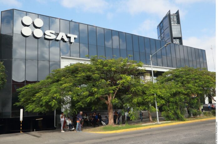 Tarda el SAT meses en devolver impuestos