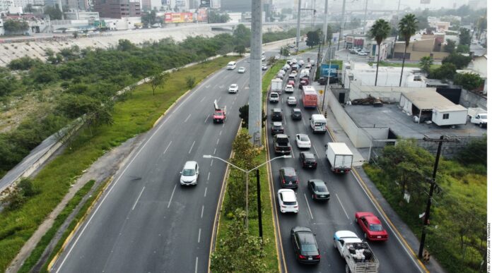 Alertan por usar celular al manejar en NL