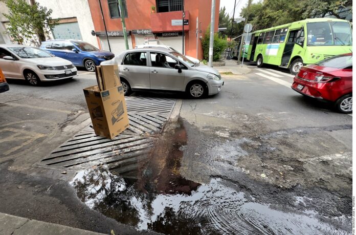 Arrecian desabasto y fugas de agua en CDMX