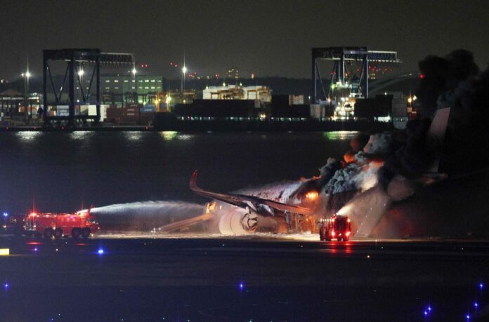 Tras sismo en Japón, ¡chocan dos aviones!