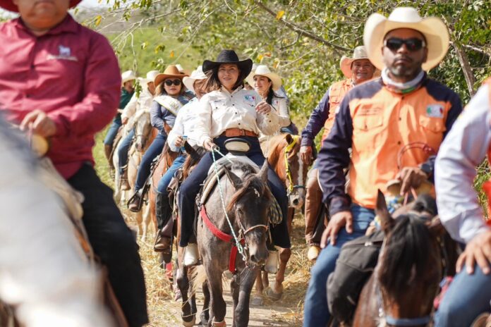 Lidera Anahí la séptima edición de la Cabalgata Federada