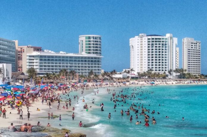 En el tapiz de destinos turísticos que dibuja el mundo, pocos brillan con la luz intensa y cálida de Cancún.