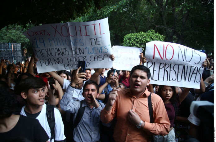 Sortea Xóchitl evento universitario entre reclamos y aplausos