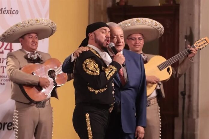 Ofrece AMLO mariachis y sones por el Día de las Madres