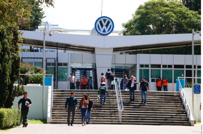 Presenta EU queja laboral contra VW