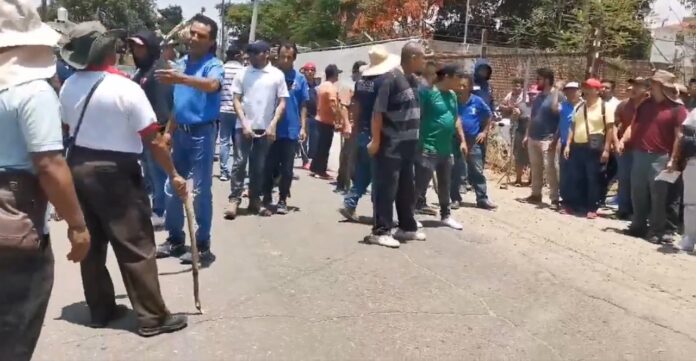 Enfrentamiento entre pobladores, transportistas y maestros deja un herido de bala