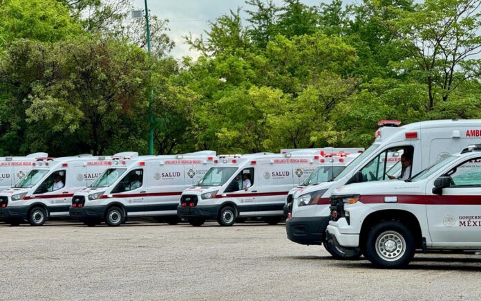 Entregan 48 ambulancias a 32 municipios