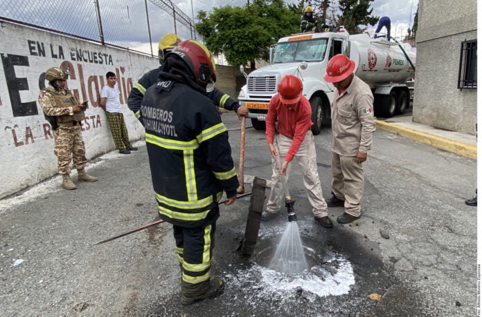 Limpian, cierran ducto y sigue olor a combustible