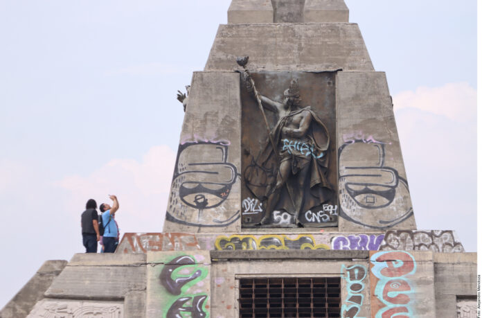 Queda Monumento a la Raza en el olvido