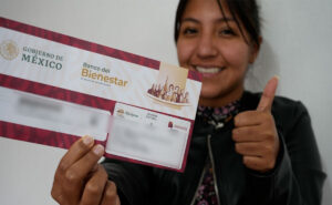 Reanuda SEP entrega de tarjetas del Banco del Bienestar para becas