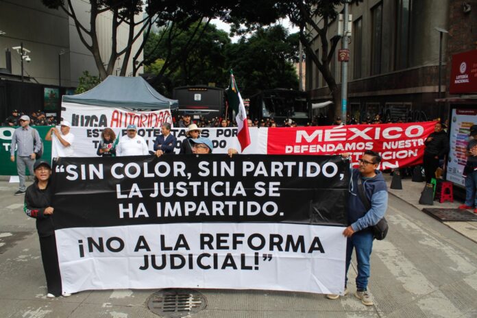 Bloquean manifestantes los accesos al Senado