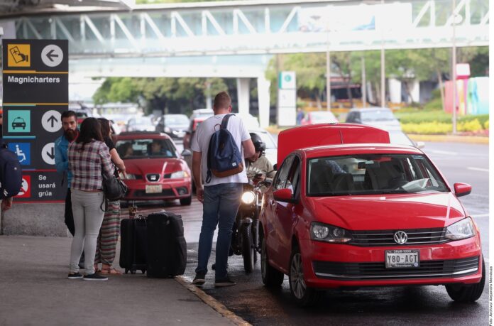 Buscan 'término medio' para taxis en el AICM