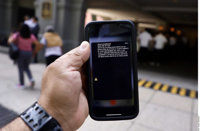 Estrenan a medias la alerta sísmica para celulares en CDMX