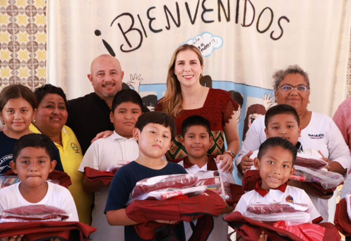 Reparten apoyos escolares en Isla Mujeres