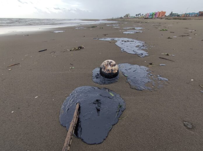 Sigue sin atenderse el derrame de petróleo en Coatzacoalcos