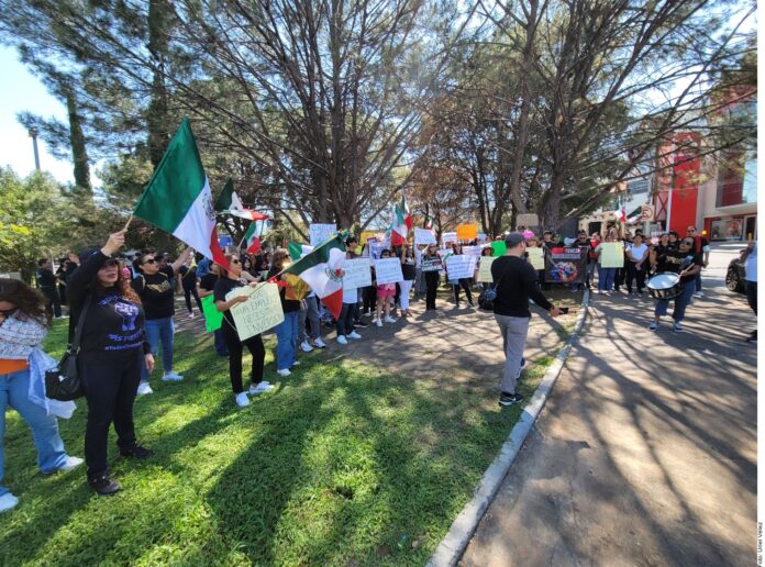 Hubo protestas adentro y afuera del Congreso de Nuevo León