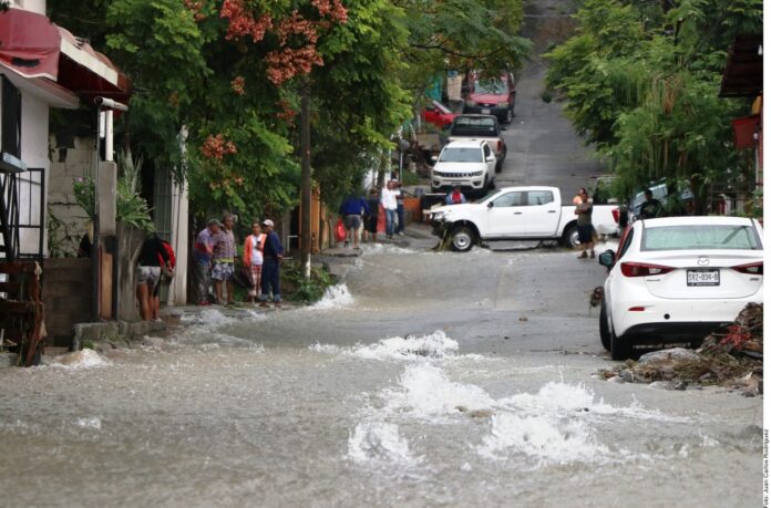 Causa emergencia lluvia torrencial en Monterrey