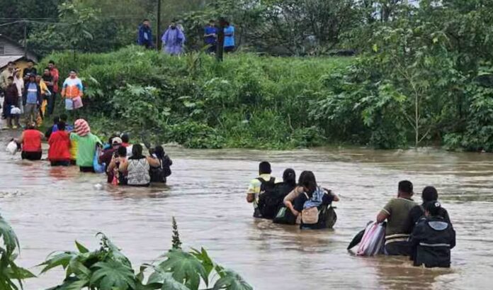 Deja 'Sara' en Campeche primeras inundaciones