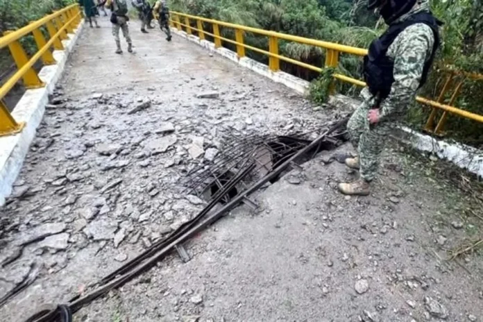 Dañan puente con explosivos