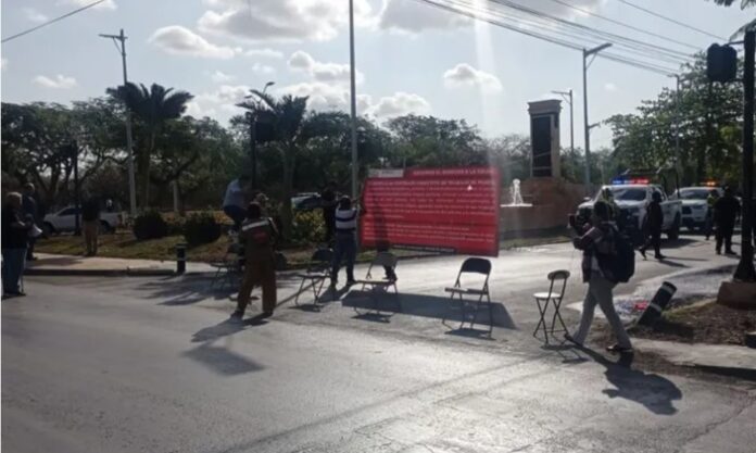 Bloquean petroleros avenida para exigir medicamentos