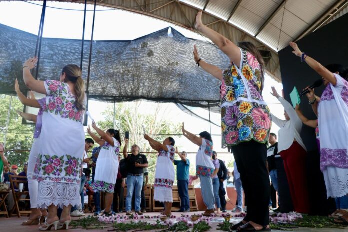 Honran a parteras mayas por preservar saberes ancestrales