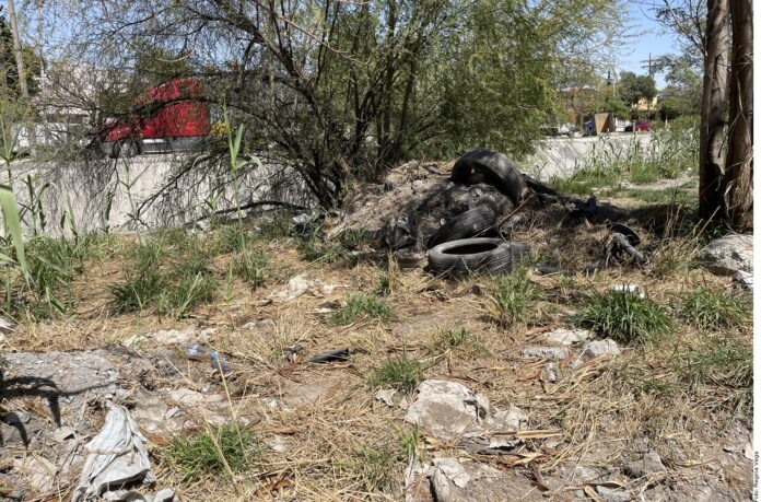 Usan orillas del arroyo como tiradero de basura