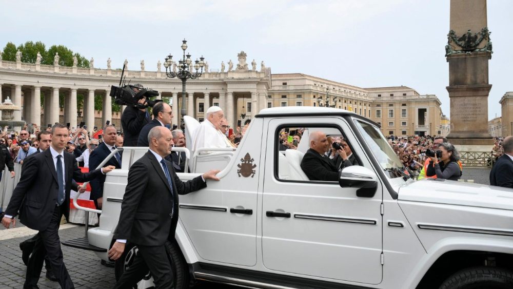 Reaparece el Papa Francisco en la plaza de San Pedro 1 reaparece el papa francisco en la plaza de san pedro1