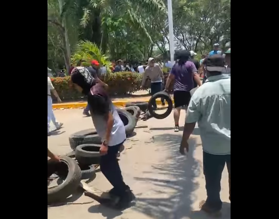 Disuelven bloqueo y plantón estudiantil en Tabasco 1 disuelven bloqueo y planton estudiantil en tabasco1