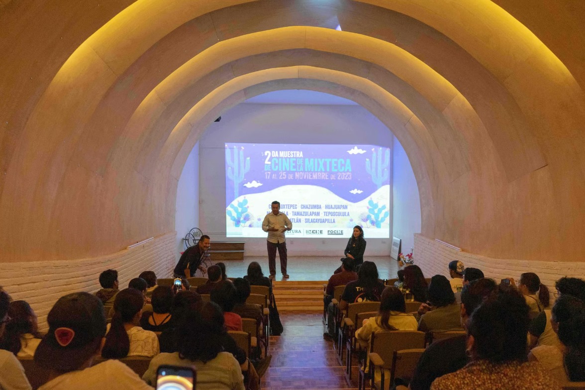 De las pantallas OLED a las plazas públicas: dos iniciativas para el cine mexicano 1 de las pantallas oled a las plazas publicas dos iniciativas para el cine
