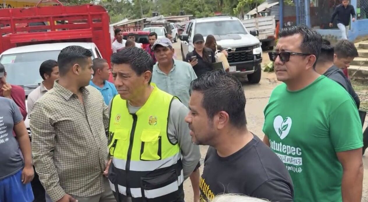 Recorre gobernador zonas afectadas por huracán ‘Erick’ en Oaxaca 1 recorre gobernador zonas afectadas por huracan erick en oaxaca1 e1750379508216