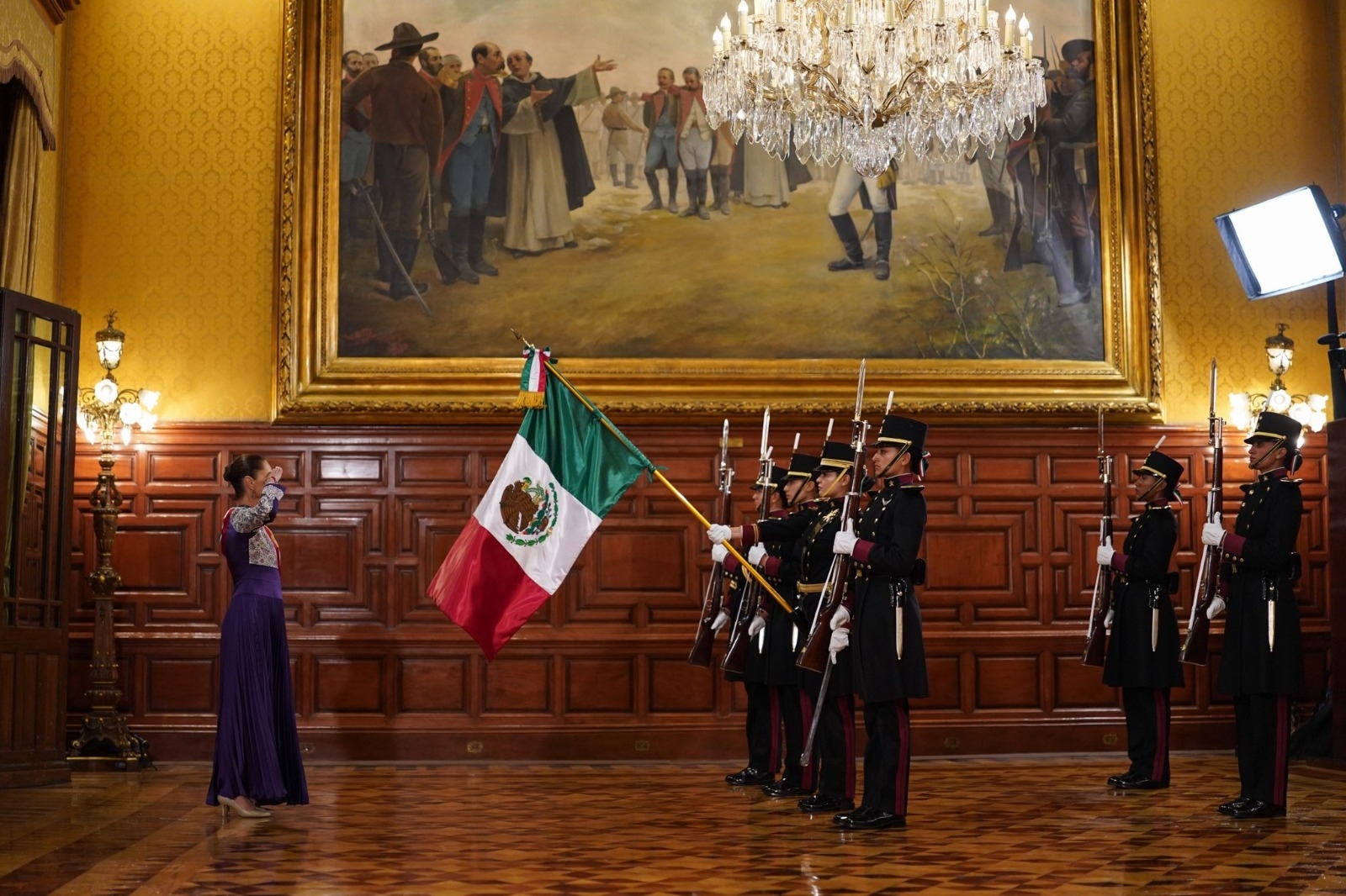 Histórico primer Grito de Sheinbaum: ‘¡Vivan las heroínas!’ 2 historico primer grito de sheinbaum vivan las heroinas 3