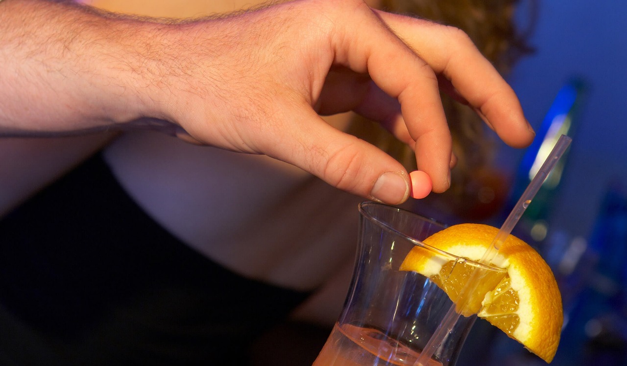Proponen hasta 10 años de cárcel por poner droga en bebidas - Luces del ...