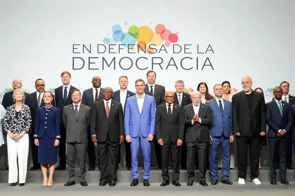 Claudia Sheinbaum ofrecio que la siguiente Cumbre en Defensa de la Democracia prevista para el siguiente ano se lleve a cabo en