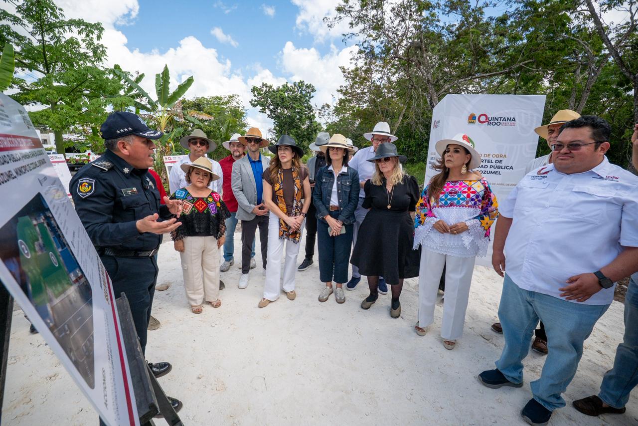revisan mara lezama y michele paige proyectos en cozumel local2