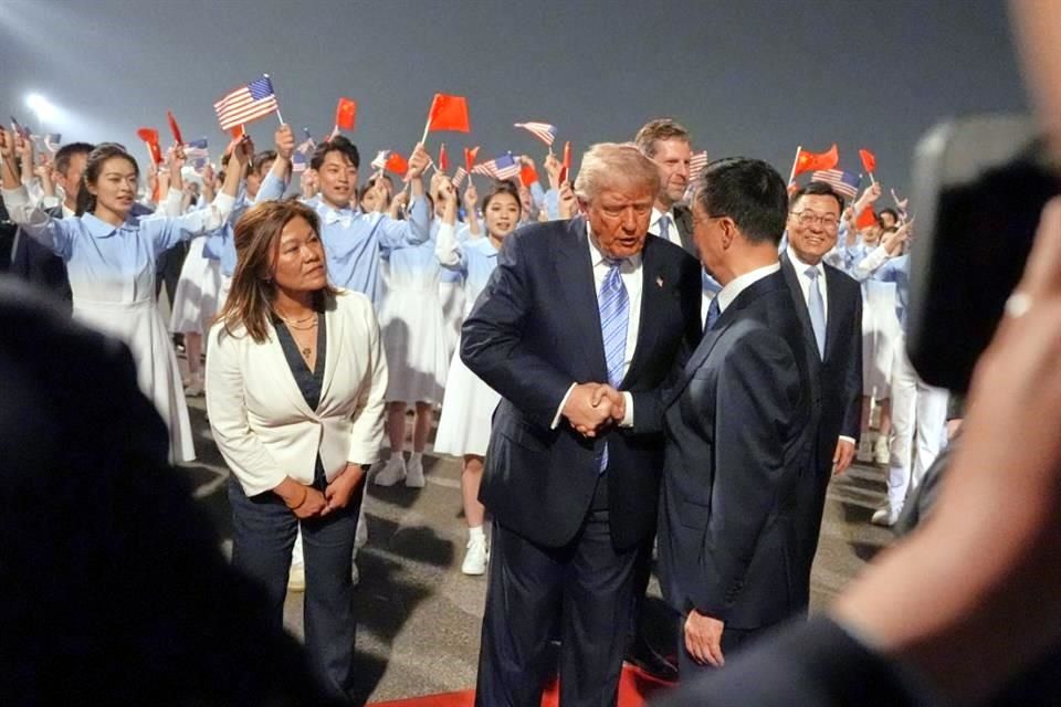 Dan una gran bienvenida a Trump en China el jueves se reune con Xi 2