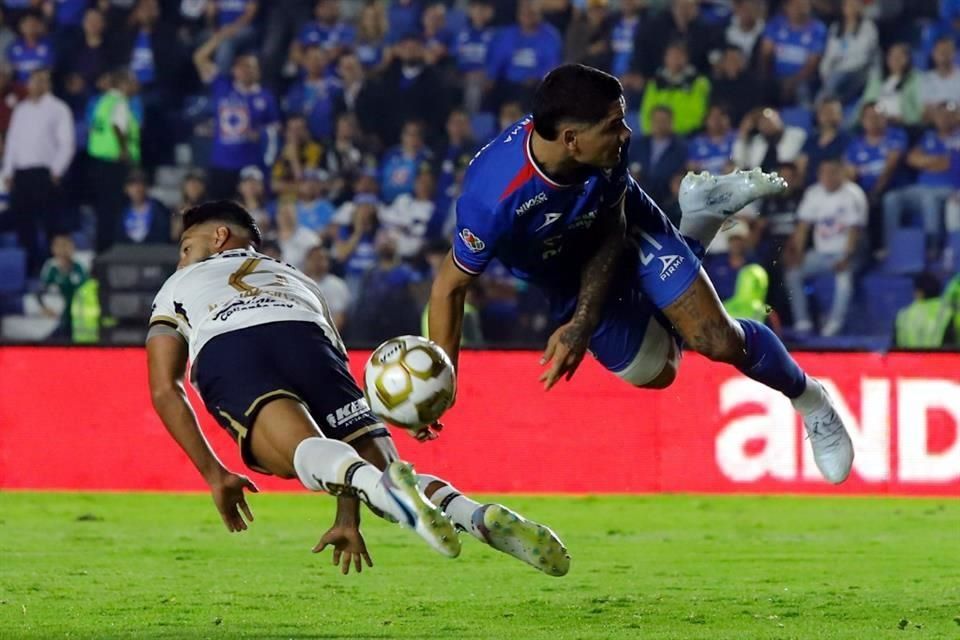 Perdona Cruz Azul a Pumas en la Ida de la Final - Luces del Siglo