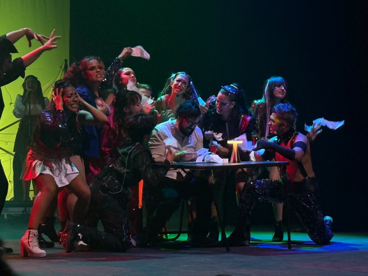 broadway nights grandes voces pero un guion que se quedo sin escenario