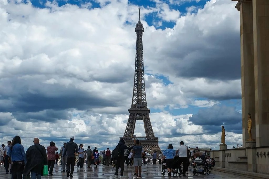 Cierran Torre Eiffel por paro tras exclusión de trabajadoras