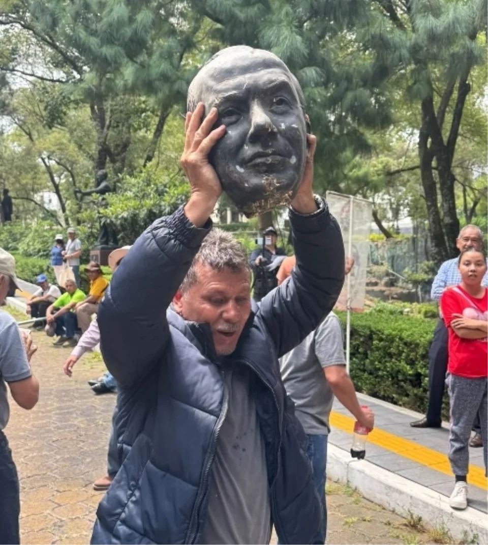 decapitan estatua de calderon en los pinos boicotean electricistas foro