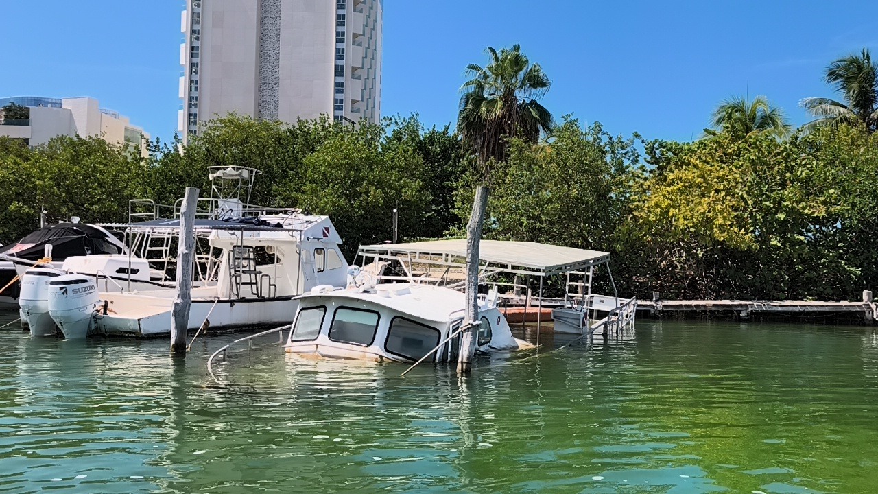Conanp y Ayuntamiento retiran primeras 13 embarcaciones abandonadas de la Laguna Nichupté